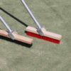 Lijnveger tennis 12 Lijnenveger met aluminium steel en rode bezem Voordelig en duurzaam. Voorzien van zachte rode bezem.